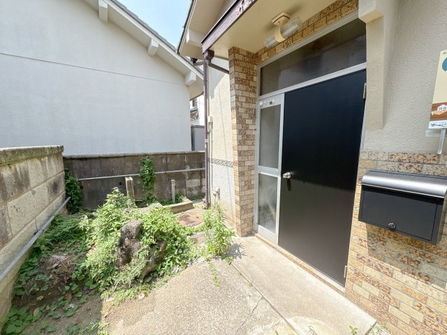 生駒市中菜畑2丁目貸家のエントランス