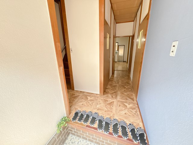 生駒市中菜畑2丁目貸家の玄関