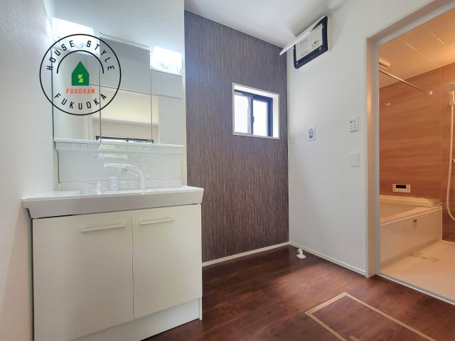 福津市福間南5丁目第6-2棟（2号棟）の内観：施工例|ゆとりの洗面スペースで朝の身支度もスムーズに。暮らしを快適に変えるシャワー付洗面台です！