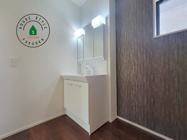 福津市福間南5丁目第6-2棟（2号棟）の内観：施工例|毎日使うものだから清潔な空間を保ちたい水回り。洗面にはそんな願いを解消させてくれる収納アイデアが満載です。三面鏡の裏側にはキャビネットが現れ小物から背の高い物まで収納できます。