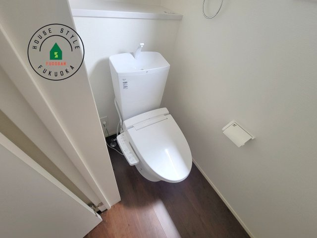 福津市福間南5丁目第6-2棟（2号棟）の内観：施工例|温水洗浄便座を完備しております。2ヶ所にトイレがあるのは朝の慌ただしい時間も安心です。