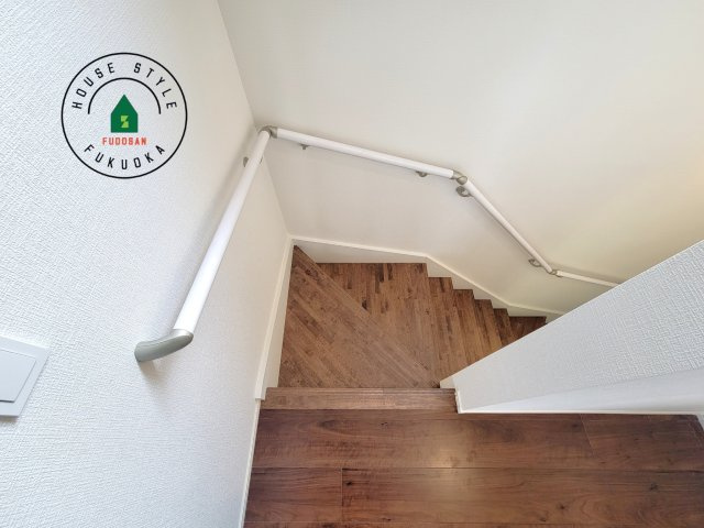 福津市福間南5丁目第6-2棟（2号棟）の内観：施工例|階段からも明るい光が入ります。採光や通風も階段の重要な役割です。