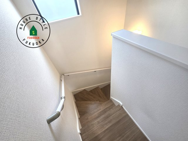 福津市福間南5丁目第6-2棟（2号棟）の内観：施工例|階段からも明るい光が入ります。採光や通風も階段の重要な役割です。