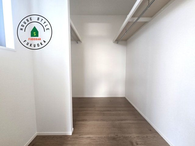 福津市福間南5丁目第6-2棟（2号棟）の内観：施工例|洋服や大きな荷物が多い方や人数の多いご家族などは、一般的なクローゼットよりもウォークインクローゼットのほうが使い勝手が良いです。
