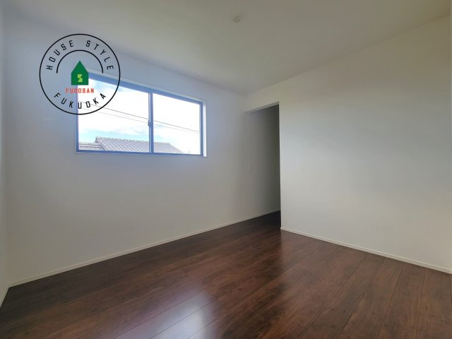 福津市福間南5丁目第6-2棟（2号棟）の内観：施工例|柔らかい陽光が差し込む明るいお部屋を演出する設計。彩光の取れる窓が気持ちの良いお部屋を創り上げます。