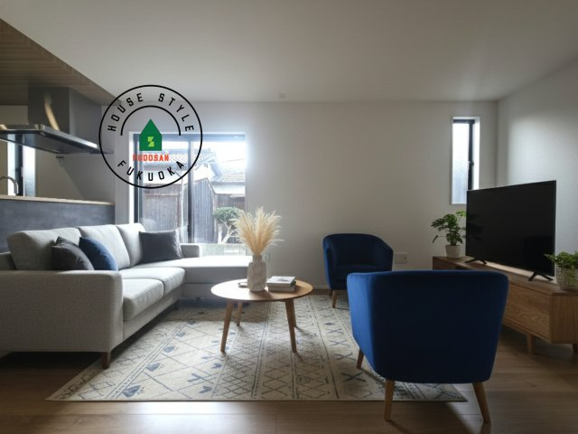 福津市福間南5丁目第6-2棟（2号棟）の内観：施工例|明るく開放的なリビングダイニングは豊かな陽光が注ぎ込み、やすらぎの空間を演出してくれます。ご家族で楽しいひとときをお過ごし下さい。※家具はCGを合成したものです。