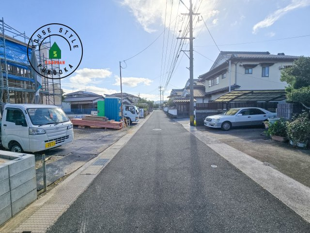 福津市福間南5丁目第6-2棟（2号棟）の前面道路含む現地写真|前面道路は閑静な住宅地をはしる車通りの少ない道路。お車の出し入れが苦手なママや小さなお子様にも安心ですね。しっかり舗装もされているので、ベビーカーや自転車で通っても快適に通行できます。