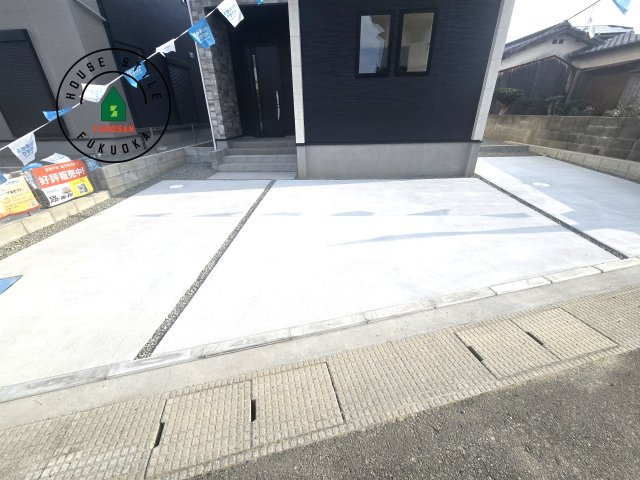 福津市福間南5丁目第6-2棟（2号棟）の駐車場|広々した駐車場になります。3台並列駐車となります。