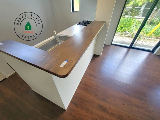 福津市福間南5丁目第6-2棟（2号棟）の内観：施工例|キッチンから立ち込める香りが今日の料理を期待させます。