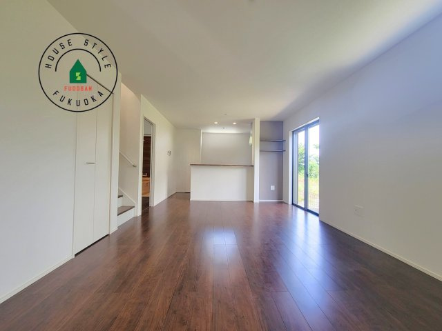 福津市福間南5丁目第6-2棟（2号棟）の内観：施工例|ご家族を近くに感じられる対面キッチンのLDK。会話もはずみそうですね。