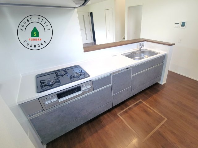 福津市福間南5丁目第6-2棟（2号棟）の内観：施工例|ダイニングテーブルへの配膳がラクラク、お料理はかどるカウンター付きシステムキッチン！