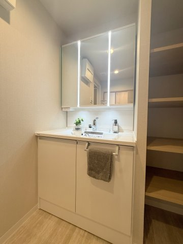ハイツ昭島の独立洗面台|洗面台/掲載の家具・小物はホームステイジング用のため、物件には付属しません。