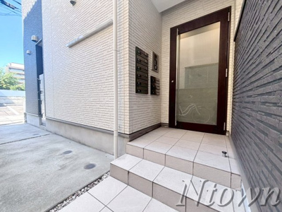 【エントランス】 | REGALEST-KLC名西 | 清潔なエントランスです