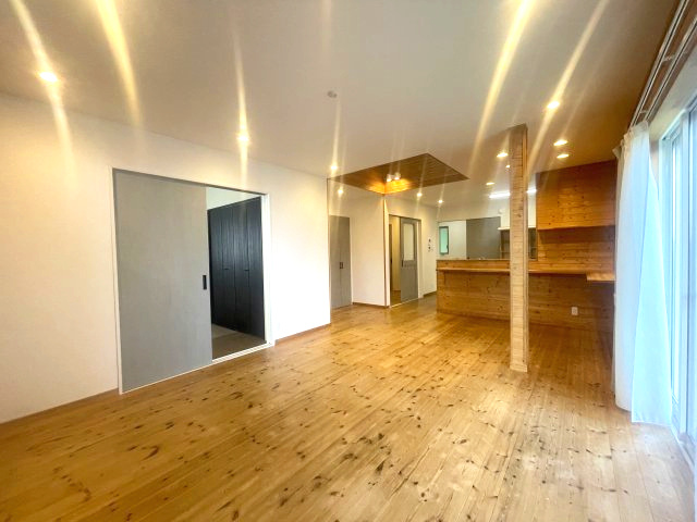 大津市北比良中古戸建の居間・リビング