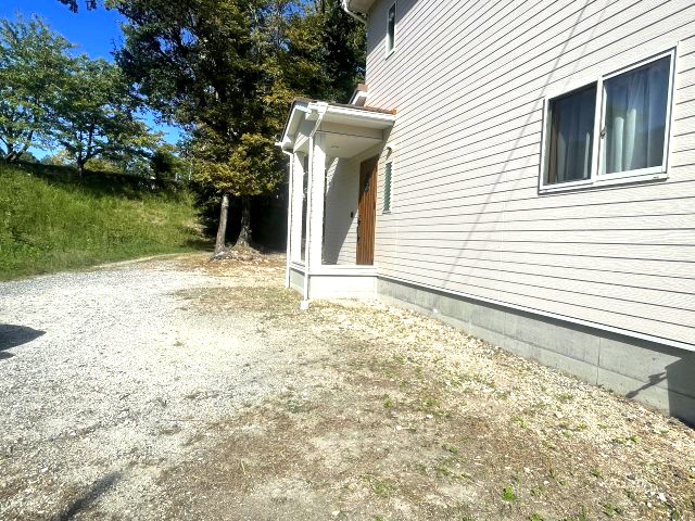 大津市北比良中古戸建の前面道路含む現地写真