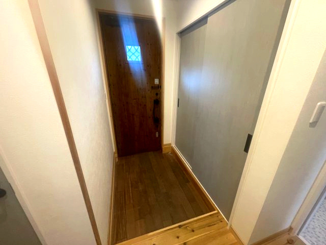 大津市北比良中古戸建の玄関