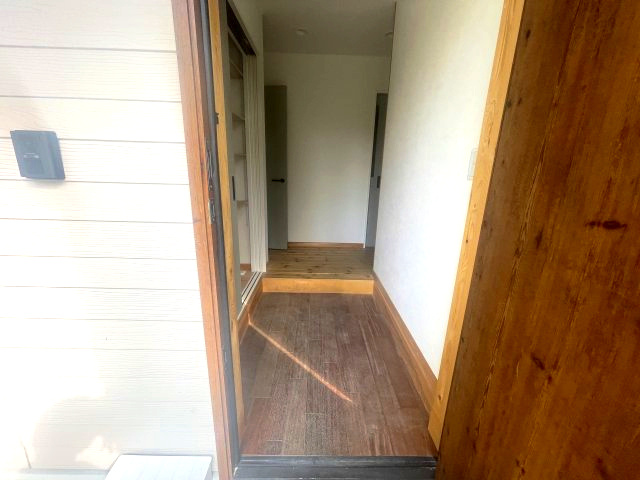 大津市北比良中古戸建の玄関