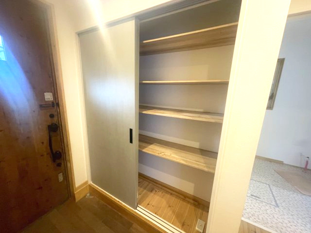 大津市北比良中古戸建の玄関