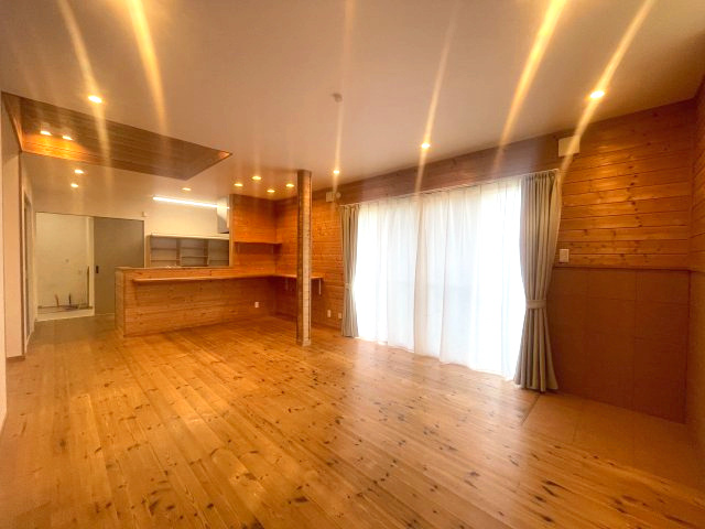 大津市北比良中古戸建の居間・リビング