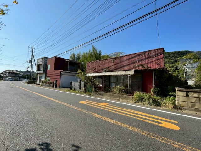 香取郡東庄町笹川い　中古戸建の前面道路含む現地写真