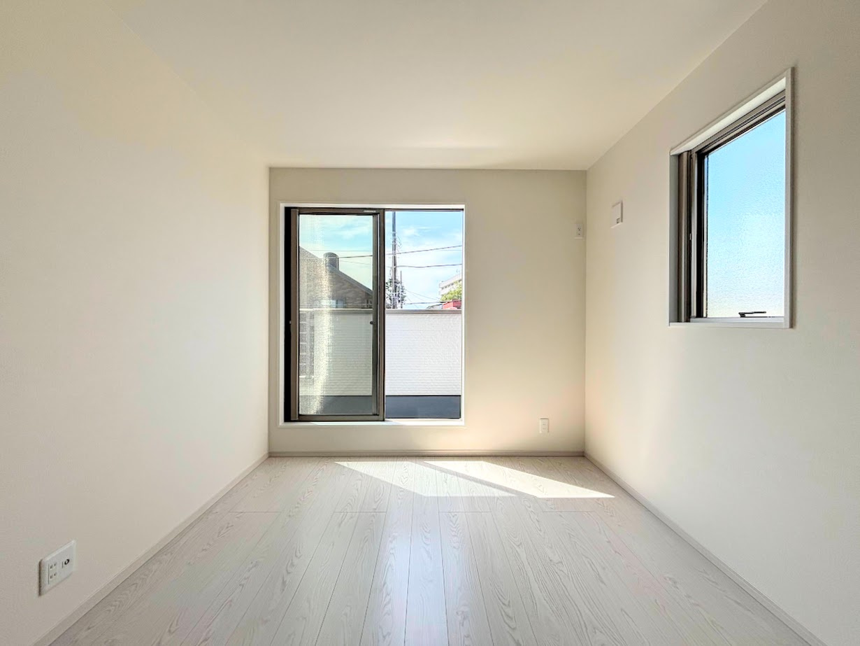 藤沢市高倉　新築戸建ての洋室|◆柔らかい陽光が差し込む明るいお部屋を演出する設計。彩光の取れる窓が気持ちの良いお部屋を創り上げます。
