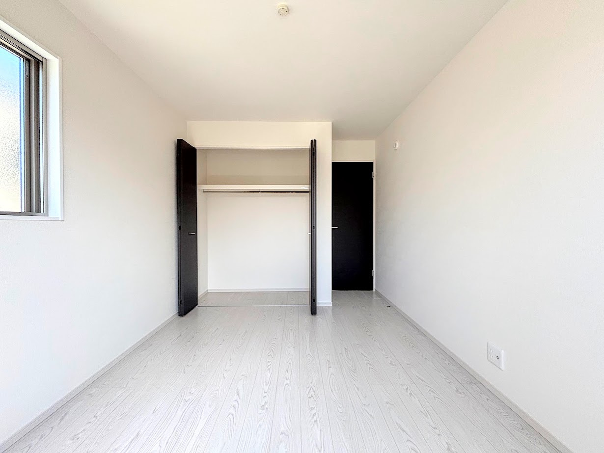 藤沢市高倉　新築戸建ての洋室|◆室内はいつも明るい印象なので気持ちの良い朝を迎えられます。各部屋にはクローゼットを完備しており、収納が多いお家はすっきりして快適空間です。
