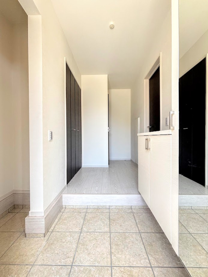 藤沢市高倉　新築戸建ての玄関|◆明るい玄関です！散らかりやすい玄関もスッキリする大容量のシューズボックス付き。
