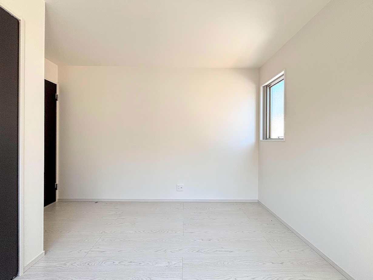 藤沢市高倉　新築戸建ての洋室|◆二面採光で、陽差しを長時間受ける事が出来る暖かい室内です。もちろん複層ガラスなので、遮音性にも優れ、結露も発生しにくい構造。サッシ周りのカビが発生しにくくなります。
