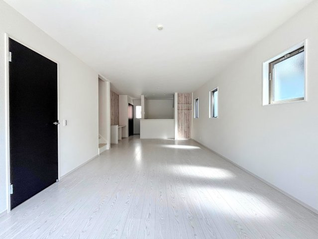 藤沢市高倉　新築戸建ての居間・リビング|◆家族で食卓を囲むダイニングスペースと、ソファでゆったりくつろぐリビングスペースがしっかり区切られているので家具の配置や用途を使いわけしやすいです。
