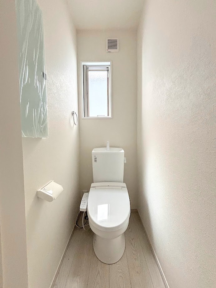 藤沢市高倉　新築戸建てのトイレ|◆清潔感のある白を基調とした落ち着ける空間。小窓をもうけていますので、こもりやすい空気の入れ替えも簡単に行えますね！
