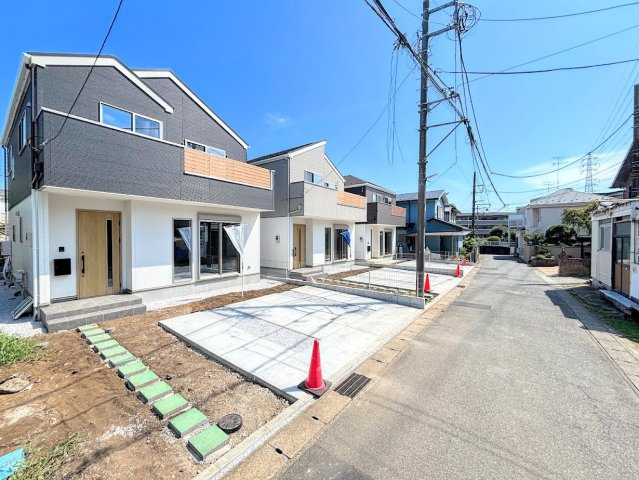 藤沢市高倉　新築戸建ての前面道路含む現地写真|◆前面道路も幅員があり車の運転も安心！前面道路は閑静な住宅地。車通りの少ない道路です。お子様にも安心です。
