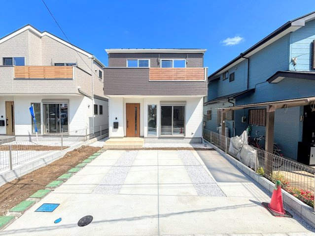 藤沢市高倉　新築戸建ての外観|◆一戸建てを中心とした街並みが整然と続き、周辺は高い建物が建っていないので、緑の多い閑静な趣を感じる環境です。街並みや周辺環境も重要なポイントです！！
