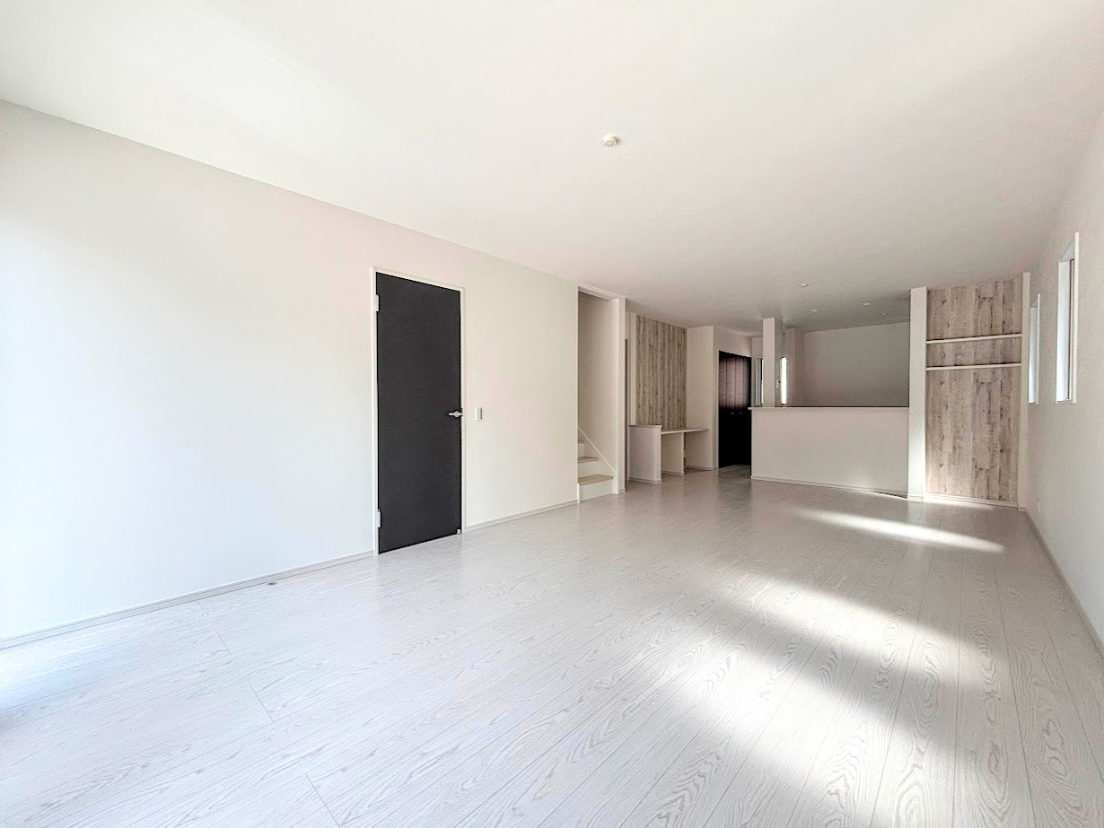 藤沢市高倉　新築戸建ての居間・リビング|◆一家だんらんのスペースとなるＬＤＫ。窓から明るい光が差し込み、思わず家族の会話も弾む快適な空間。
