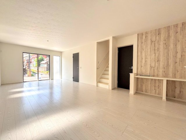 藤沢市高倉　新築戸建ての居間・リビング|◆リビングは一日中太陽の光が射し込みます。家族が集まる空間は、自然と笑顔が溢れます！
