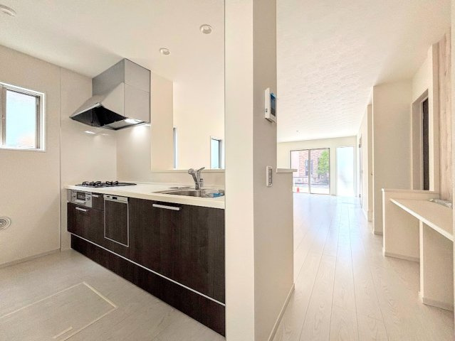 藤沢市高倉　新築戸建てのキッチン|◆キッチンからダイニングやリビングが見渡せるキッチン。料理をしながら家族とコミュニケーションをとれるだけでなく、大きな開放感も得られることができます。
