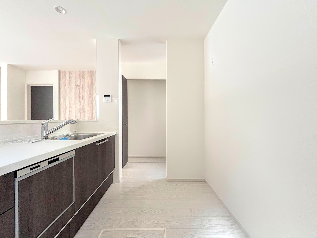 藤沢市高倉　新築戸建てのキッチン|◆デザイン性と機能性を兼ね備えたキッチンです。リビングスペースとの一体感が生まれ、広々空間を演出してくれます。
