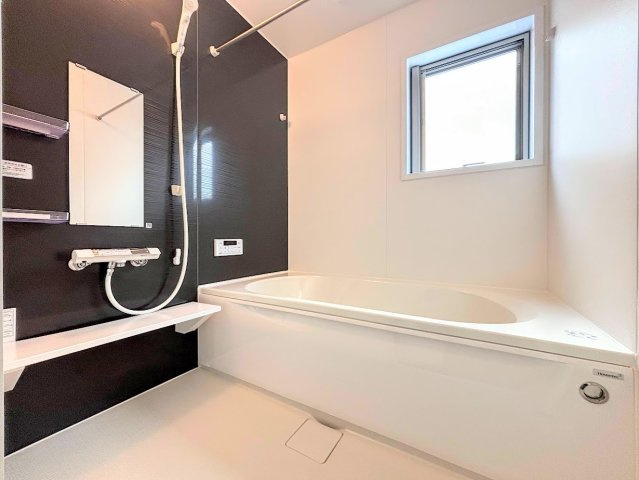 藤沢市高倉　新築戸建ての浴室|◆お子様と一緒にバスタイムを楽しめる広々空間。浴室乾燥機付で心地よいバスタイムを実現します。
