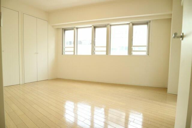 プライムアーバン番町の居間・リビング