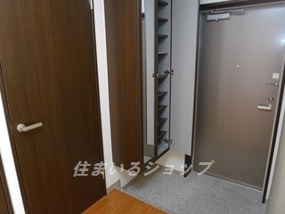 広島市安佐北区深川３丁目の賃貸マンションの玄関|ミラー付き大型シューズボックス