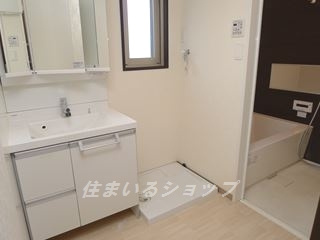 広島市安佐北区深川３丁目の賃貸マンションの洗面所|三面鏡付きシャンプードレッサー・窓あり