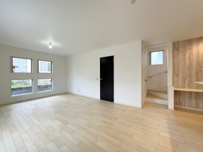 【内観：施工例】 | ◆青葉区奈良町新築住宅2号棟◆ | 【モデルルーム】◆家族で食卓を囲むダイニングスペースと、ソファでゆったりくつろぐリビングスペースがしっかり区切られているので家具の配置や用途を使いわけしやすいです。