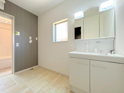 【内観：施工例】 | ◆青葉区奈良町新築住宅2号棟◆ | 【モデルルーム】◆ご家族の1日が始まり、1日が終わりを締めくくる洗面空間。洗濯機を配置しても十分なスペースを確保した設計となっております。