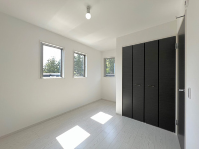 【内観：施工例】 | ◆青葉区奈良町新築住宅2号棟◆ | 【モデルルーム】◆柔らかい陽光が差し込む明るいお部屋を演出する設計。彩光の取れる窓が気持ちの良いお部屋を創り上げます。