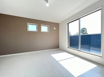 【内観：施工例】 | ◆青葉区奈良町新築住宅2号棟◆ | 【モデルルーム】◆室内はいつも明るい印象なので気持ちの良い朝を迎えられます。各部屋にはクローゼットを完備しており、収納が多いお家はすっきりして快適空間です。