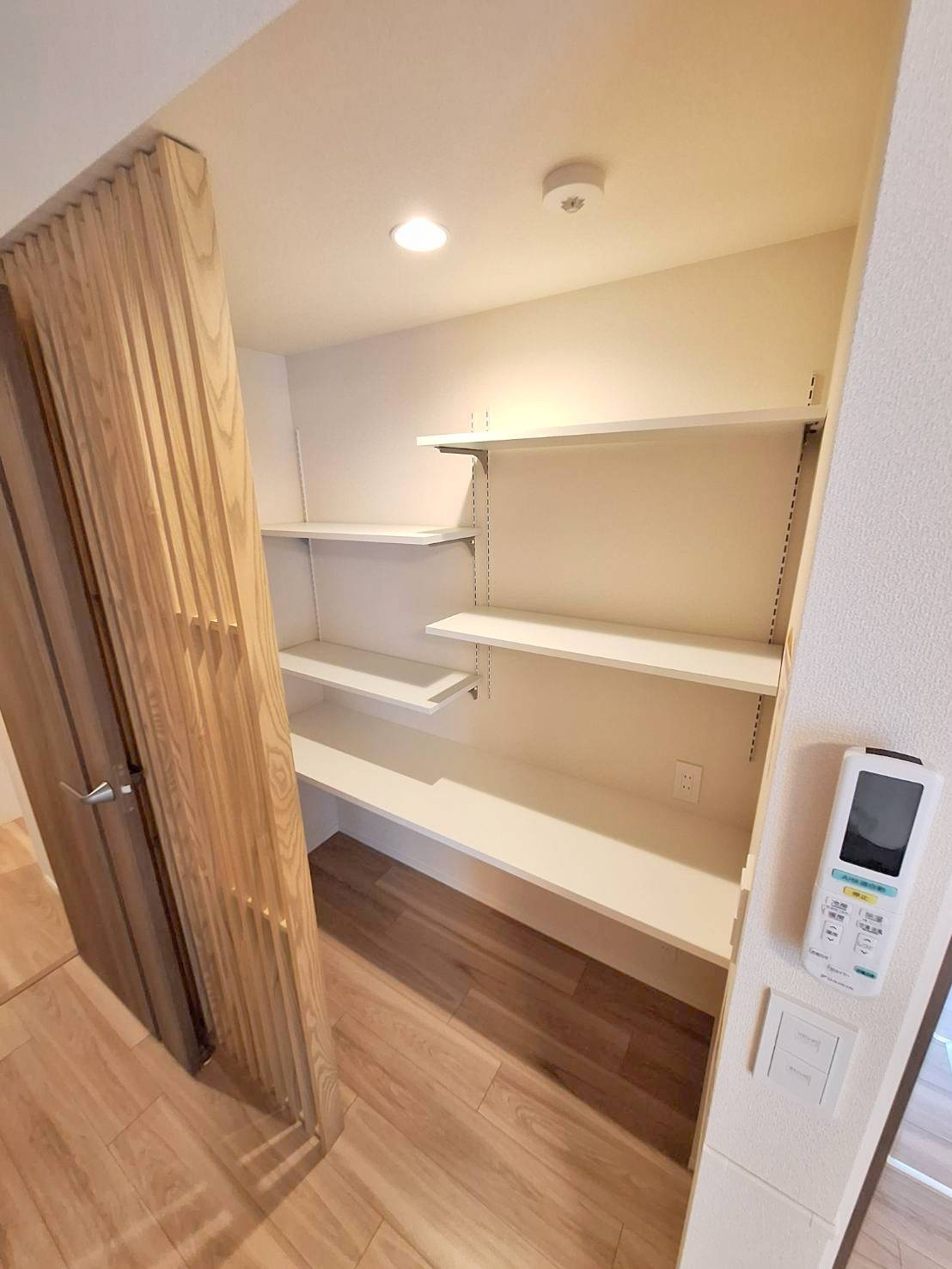 オカバ世田谷深沢ヘーベルメゾンの収納|neko Nook　ネコの遊び場、居場所、トイレになる1帖のクローク　在宅非難の備蓄置場にもなります
