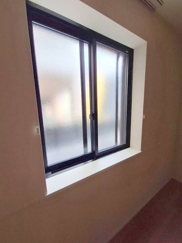 オカバ世田谷深沢ヘーベルメゾンの内装|neko Madobe　ネコが窓の外を見やすいように壁厚があります