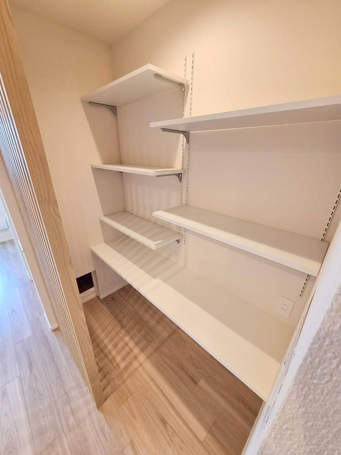 オカバ世田谷深沢ヘーベルメゾンの収納|neko Nook　ネコの遊び場、居場所、トイレになる1帖のクローク　在宅非難の備蓄置場にもなります
