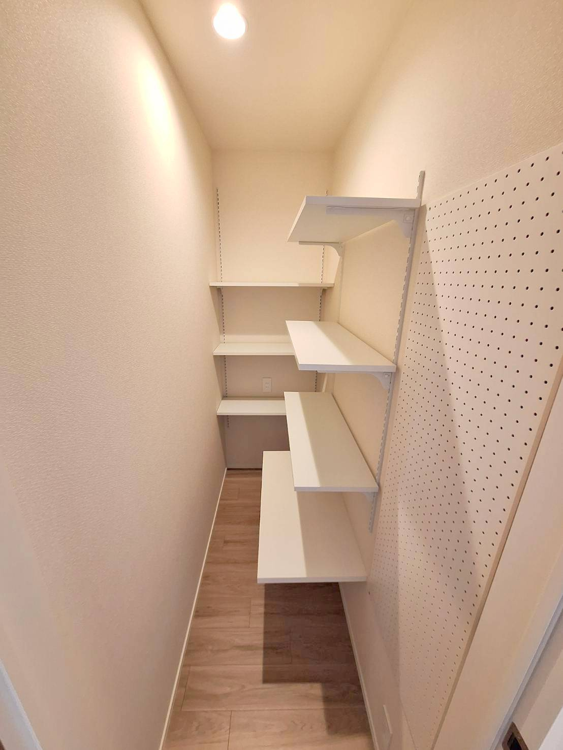 オカバ世田谷深沢ヘーベルメゾンの収納|neko Nook　ネコの遊び場、居場所、トイレになる1帖のクローク　在宅非難の備蓄置場にもなります
