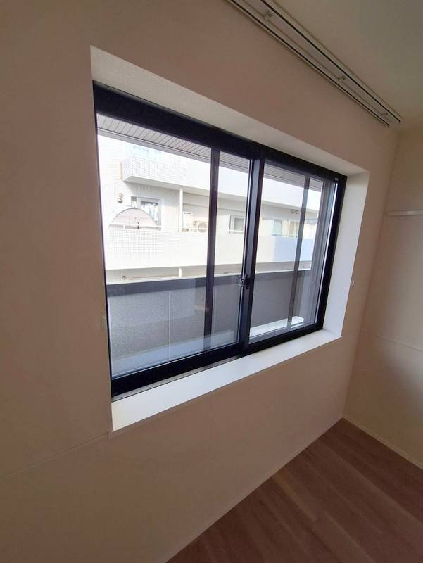 オカバ世田谷深沢ヘーベルメゾンの内装|neko Madobe　ネコが窓の外を見やすいように壁厚があります