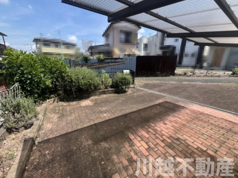 変化に富んだ敷地でゆったりライフが過ごせる住まいの駐車場|1台分は屋根付きカーポートです